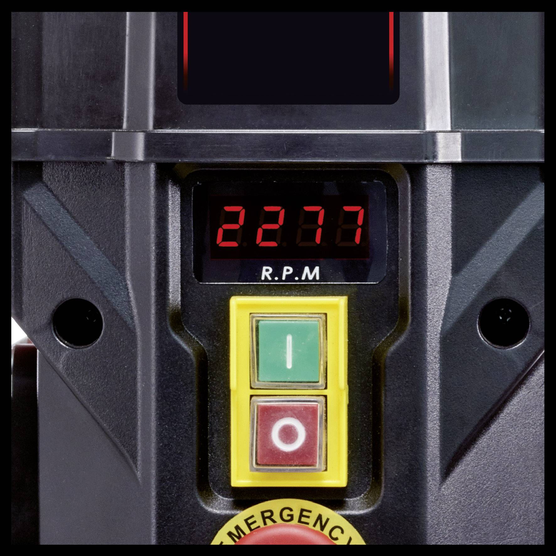 Displaytavla med rött display '2277 R.P.M.', därunder gul knapp märkt 'I' och röd knapp märkt 'O', omgiven av nödlägesetiketter.