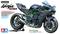 Motorcykelmodell 'Kawasaki Ninja H2R' på ett stativ med tuningdetaljer och logotyper från Kawasaki och Tamiya.