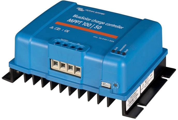Blå solcellsladdregulator med text 'BlueSolar charge controller MPPT100/50', fem anslutningsklämmor fram, svarta kylflänsar nertill.