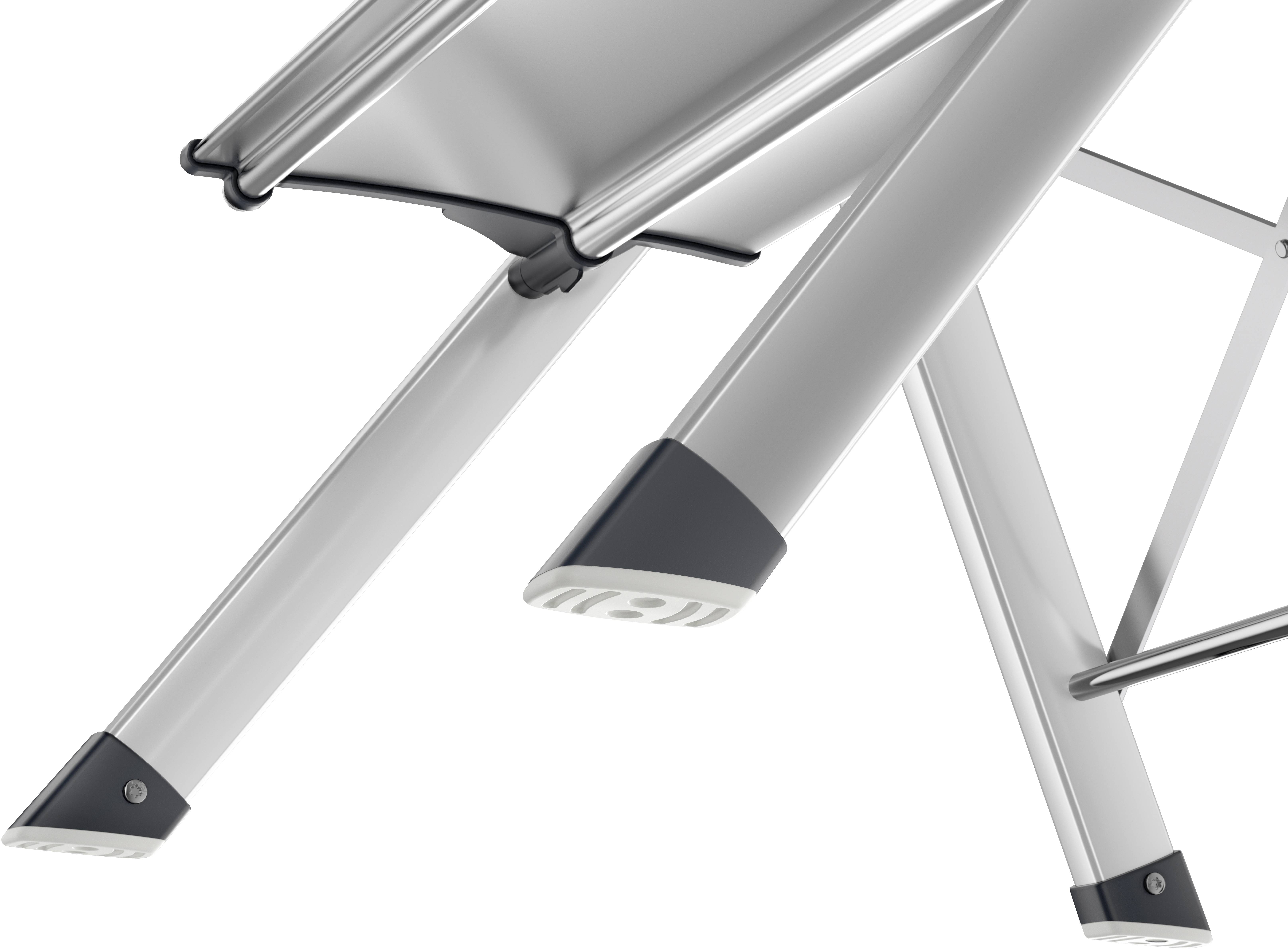 Närbild av silvriga bordsben med svarta gummiändskydd. Modernt design med synliga kanter och förstärkningar.