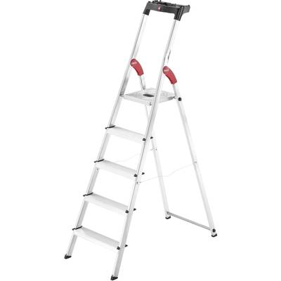 Stege med fem steg och röda handtag, lämplig för inomhusarbeten, maximal höjd cirka två meter. Robust och hopfällbar.