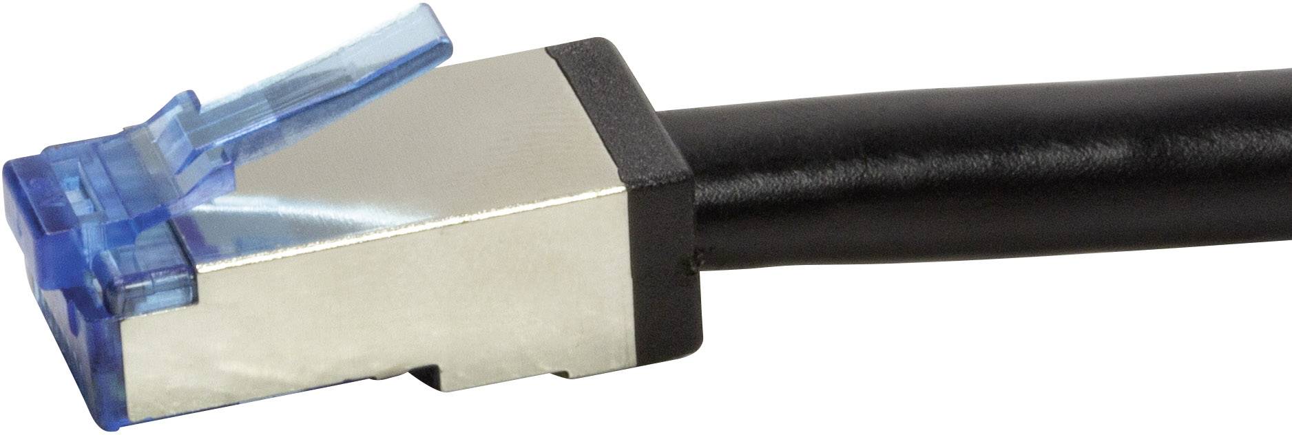 En Ethernet-kabel med blå kontakt och svart kabelmantel. Perfekt för nätverksanslutning mellan enheter.