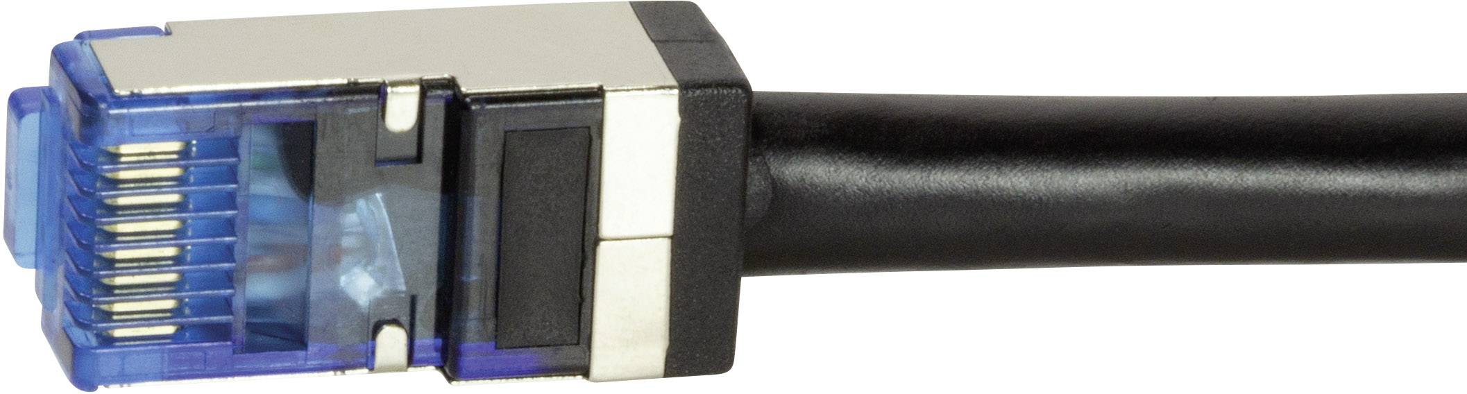 En Ethernet-kabel med RJ45-kontakt, silver och svart, på vit bakgrund. Den används för nätverksanslutning.