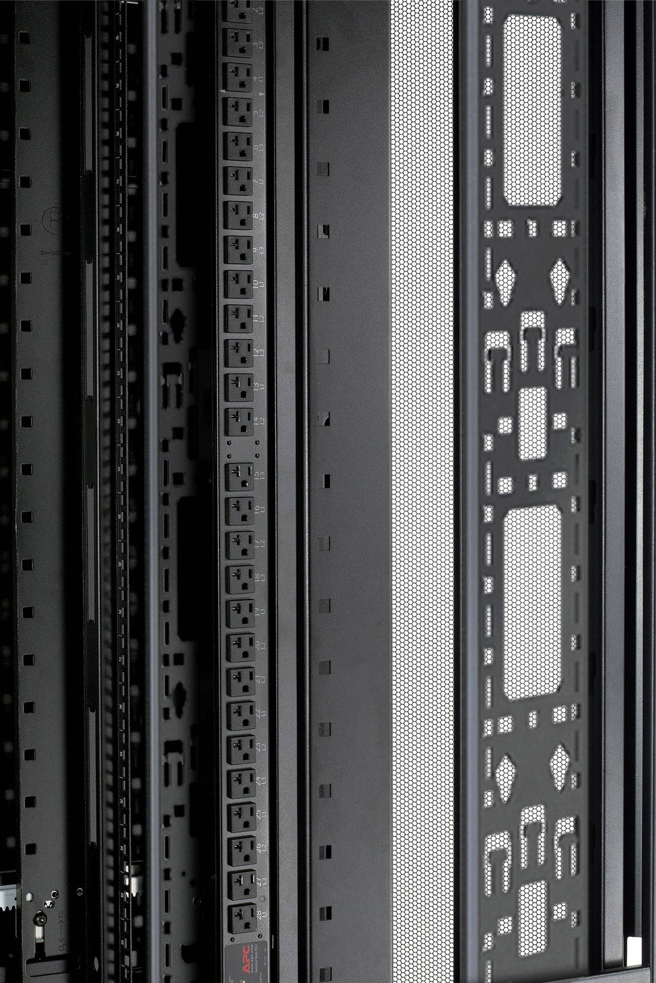 Blick på ett serverrack med flera grenuttag och strukturerade metallelement som stödjer luftflödet.