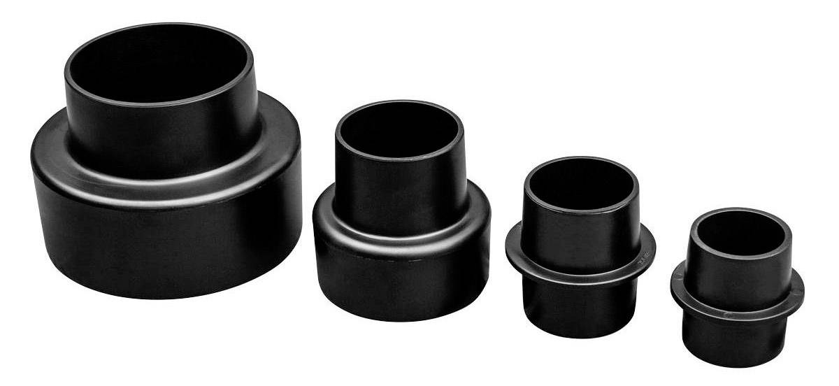 Fyra svarta plastadaptrar i minskande storlek bredvid varandra. Varje adapter har en bred bas och smalnar av uppåt.