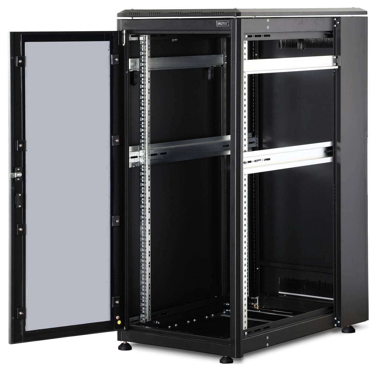 Ett öppet svart serverrack med glasdörr och justerbara hyllplan, placerat mot en vit bakgrund.