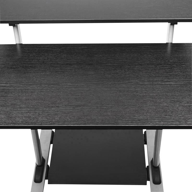 Svart skrivbord med modernt design, två nivåer och silverfärgade ben, utan synliga dekorationer eller föremål.