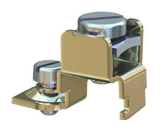 En metallisk anslutningskläm med skruvar som visas i olika vinklar. Den används för att fästa elektriska ledningar.