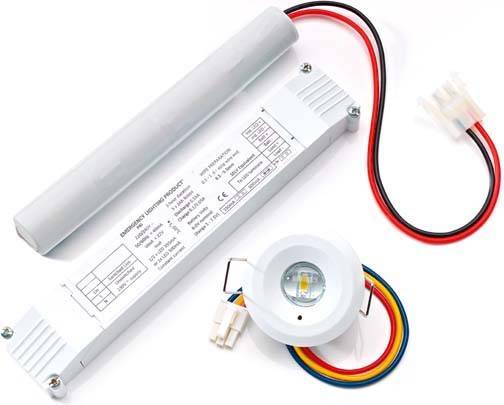 LED-nödbelysningssystem med rektangulärt batterimodul och rund ljuskälla, sammankopplade genom färgade kablar.