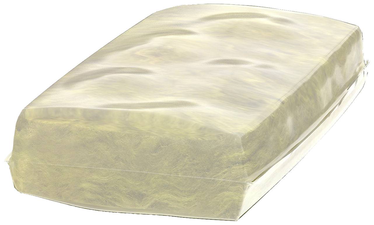 Ett rektangulärt paket av beige isolerull, förpackat i plast. Idealiskt för värmeisolering i byggnader.