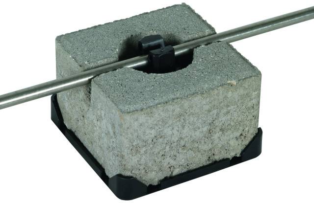 Betongblock av plastbaserat material som håller en metallstång. Används för stabilisering eller säkring i byggprojekt.