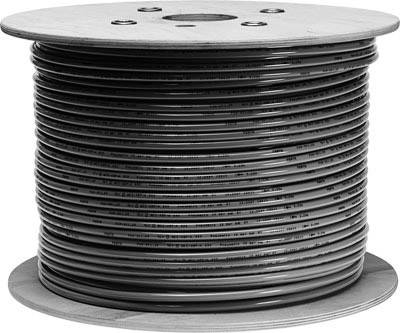 Stor kabeltrumma med flera lager upprullad kabel, klargjord för användning eller transport i industriella tillämpningar.