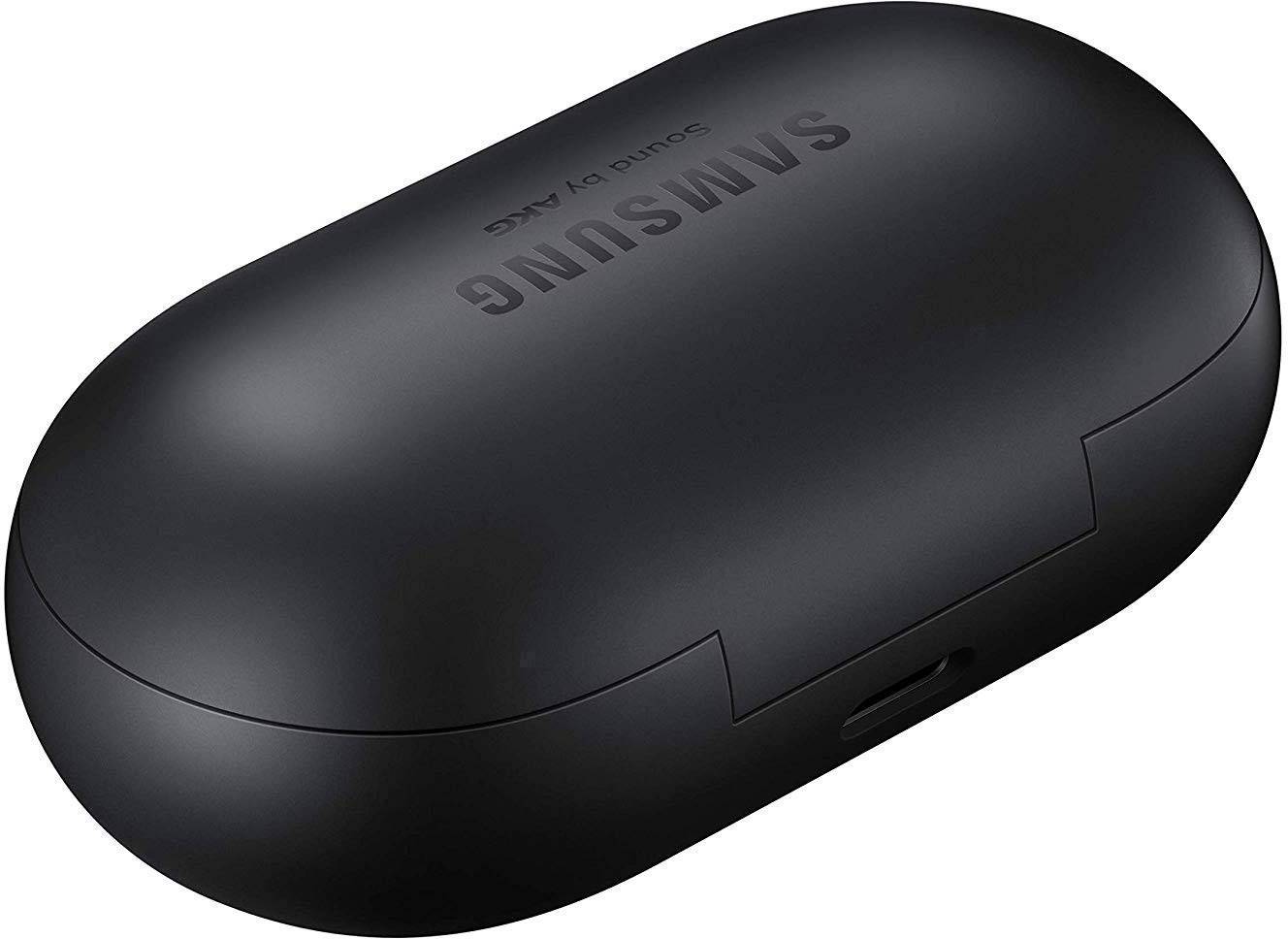 Svart, oval fodral med texten 'Samsung Sound by AKG'. Det innehåller sannolikt trådlösa hörlurar.