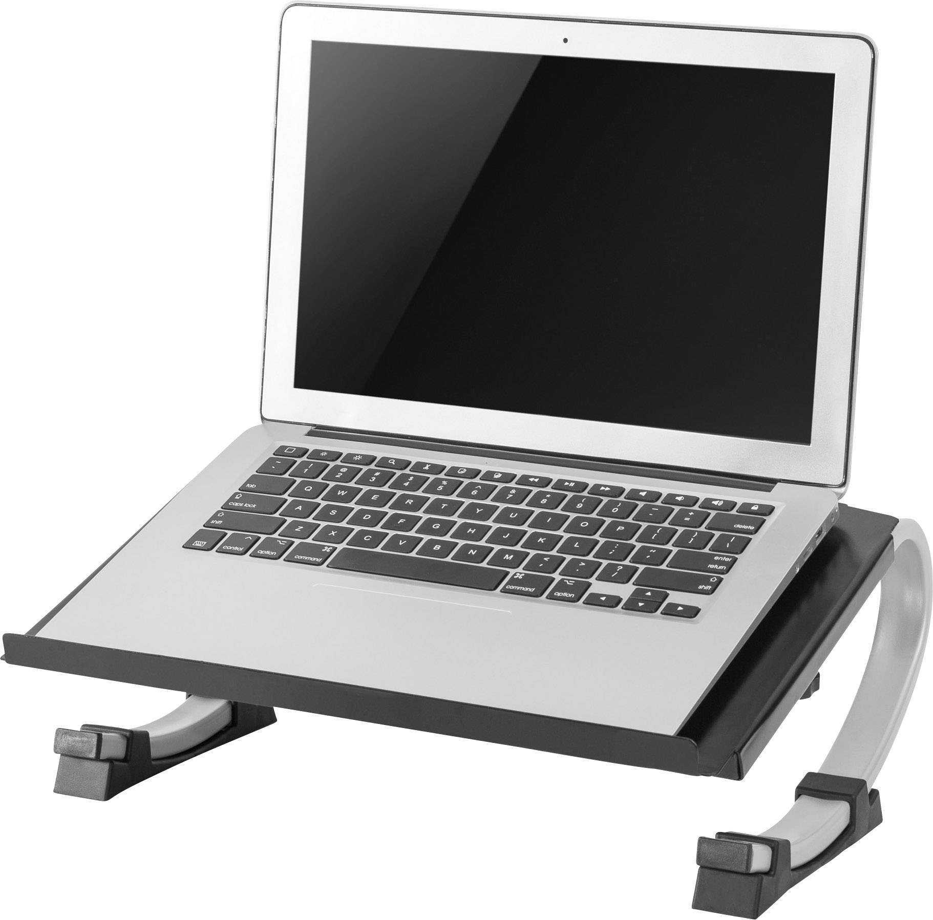 En silverfärgad laptop på ett justerbart svart laptopstativ. Skärmen är tom och stativet har två robusta fästen.