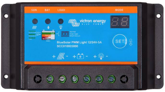 Blå solcells PWM-regulator från Victron Energy visar laddningsstatus och läge. Vänster sida har statuslampor, höger sida har digital display och inställningsknapp.