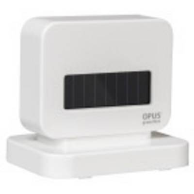 En liten vit plastfläkt med solarpanel på framsidan och 'Opus' i nedre högra hörnet, placerad på en sockel.