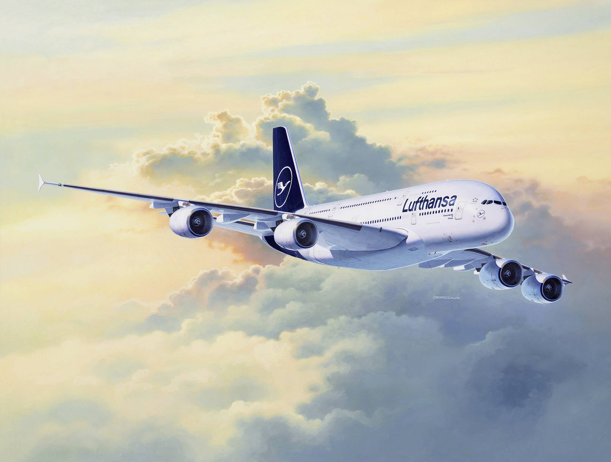 Ett Lufthansa Airbus A380 flyger över moln i en solnedgångshimmel.