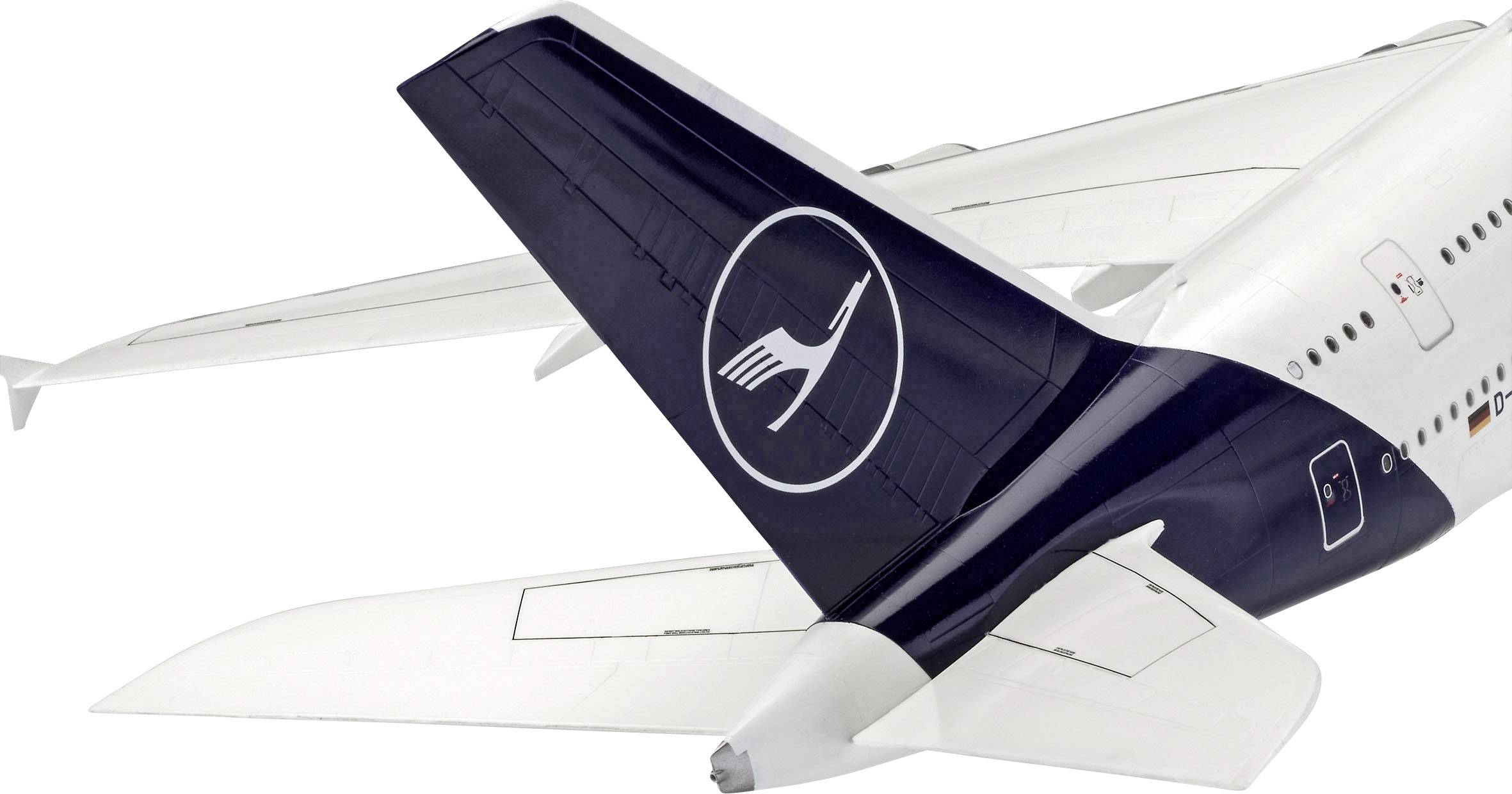 En flygplansstjärt med mörkblå färg och en stiliserad vit fågel-logotyp. Delar av stjärten och vingen är synliga.