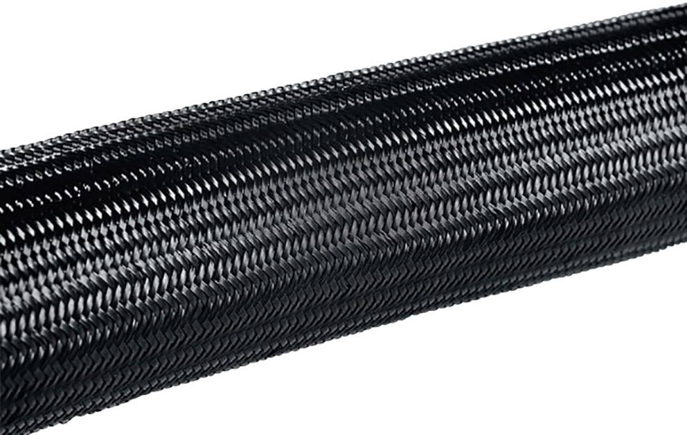 Svart, flätad kabelskyddsslang av plast som samlar och skyddar kablar.