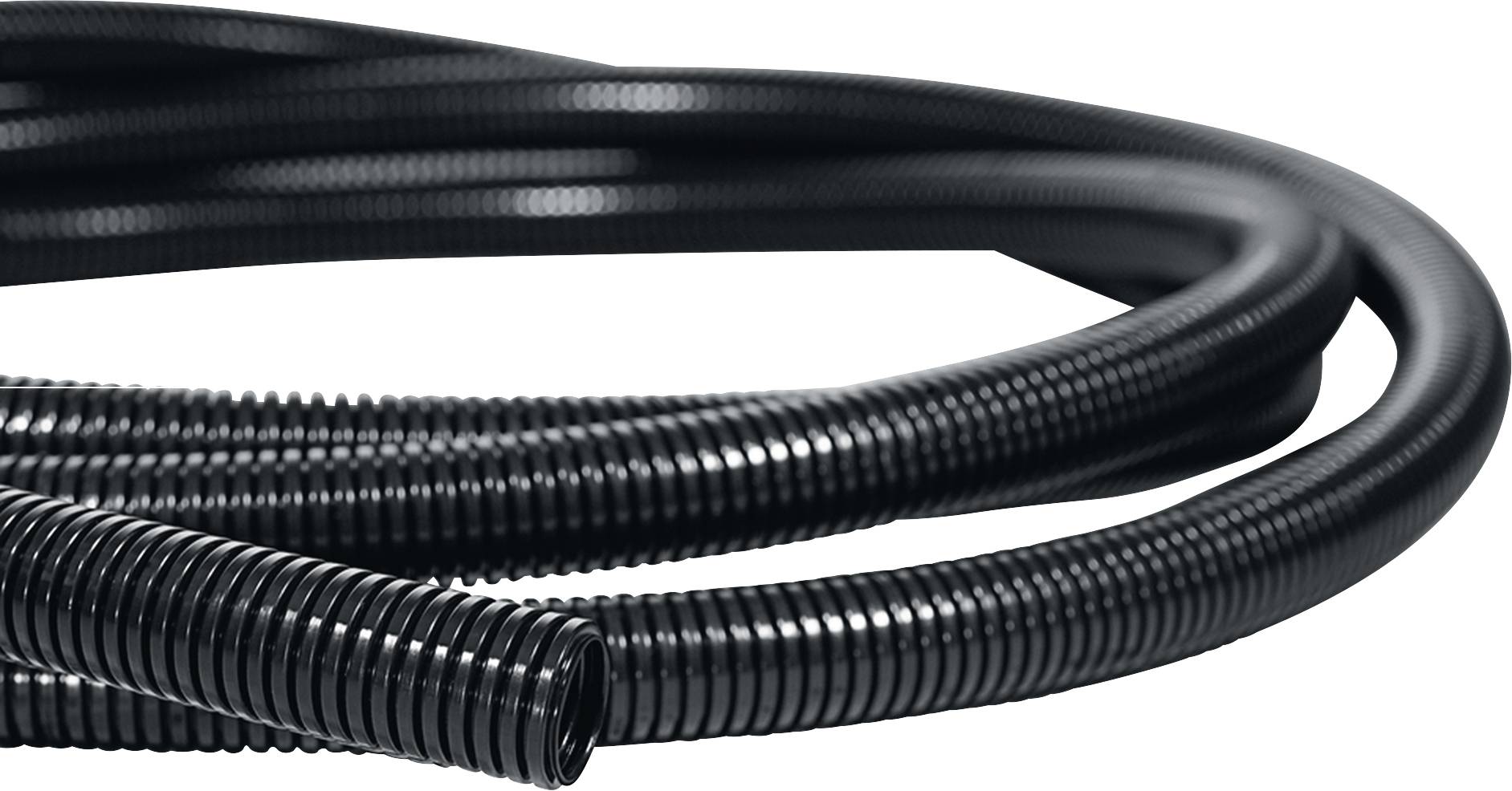 En svart, flexibel plastslang med räfflad yta, lindad på en ljus bakgrund. Lämplig för kabelskydd.