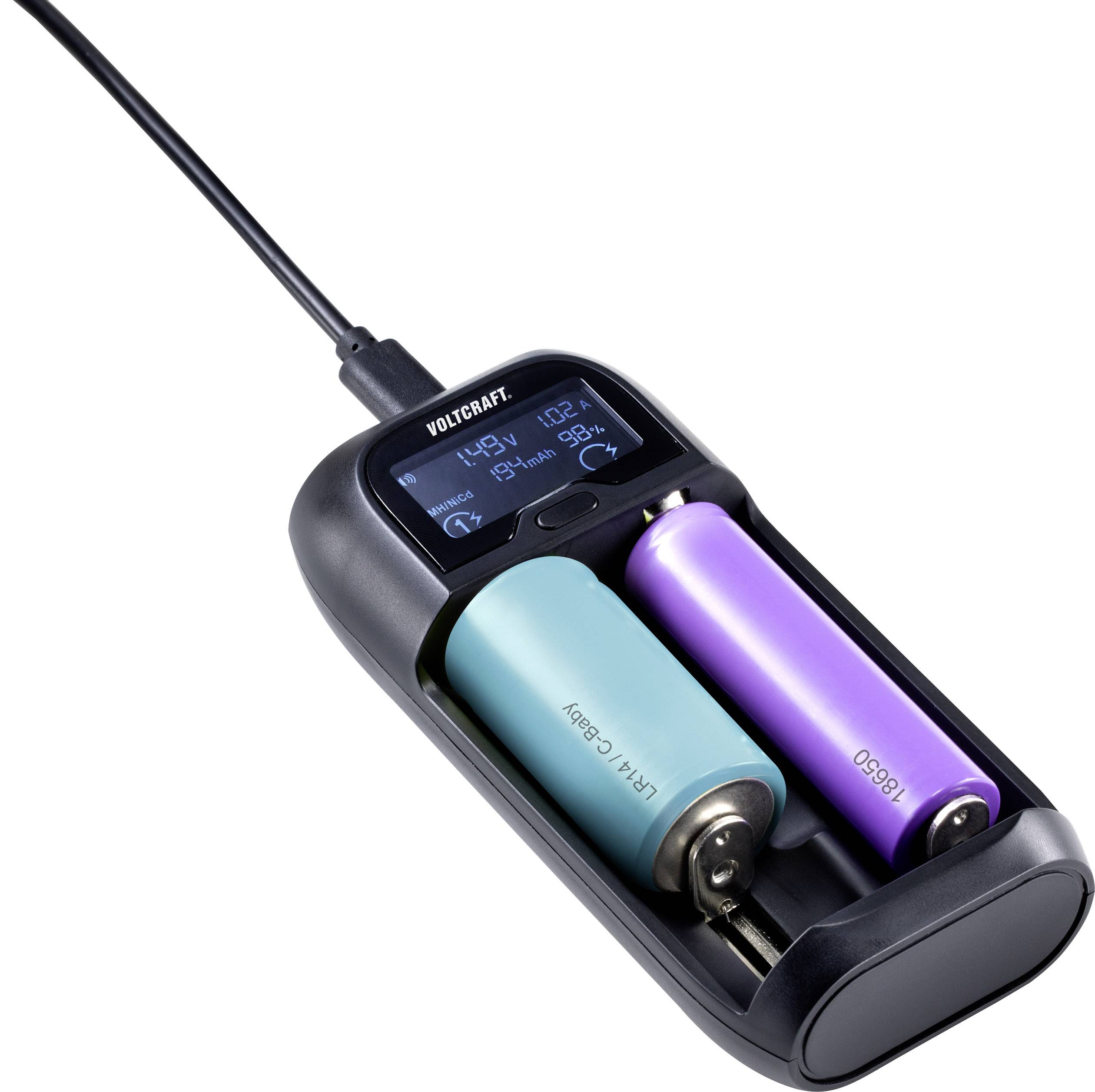 En laddare som laddar två cylindriska batterier. Batterierna har olika färger och en display visar laddningsinformation.