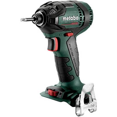 Metabo sladdlös slagskruvdragare med batteribas, visad på vit bakgrund med bitshylsa och bälteskläm.