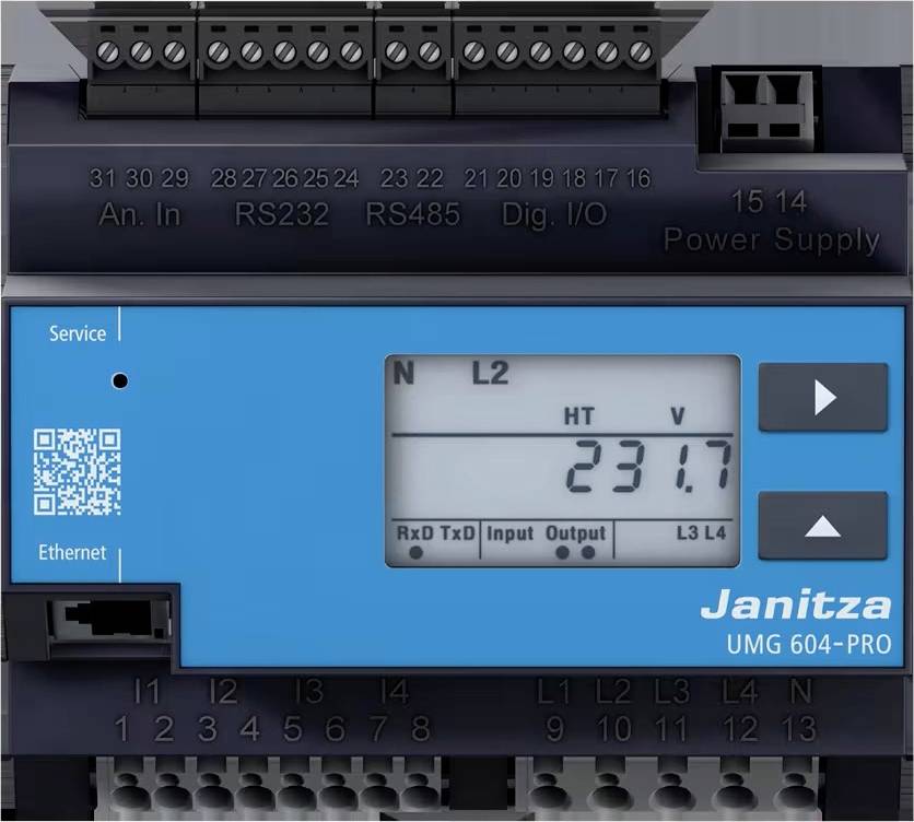 Janitza UMG 604-PRO energimätare frontpanel med digital display som visar 231,7 V, Ethernet/Service-etiketter, QR-kod och terminalanslutningar.