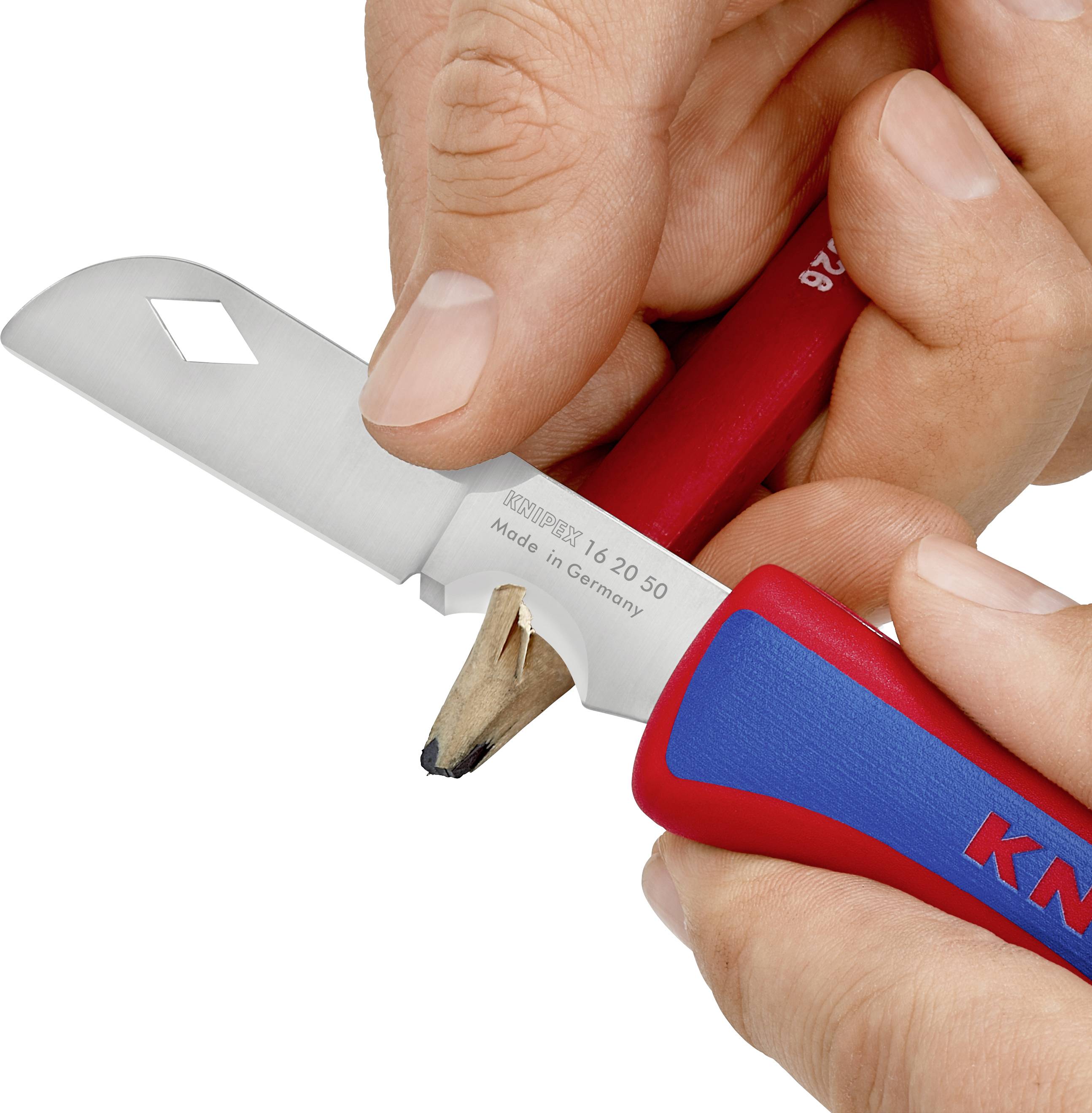 En hand skalar varsamt spetsen på en träpenna med en specialiserad kniv som används som ett snickeriverktyg.