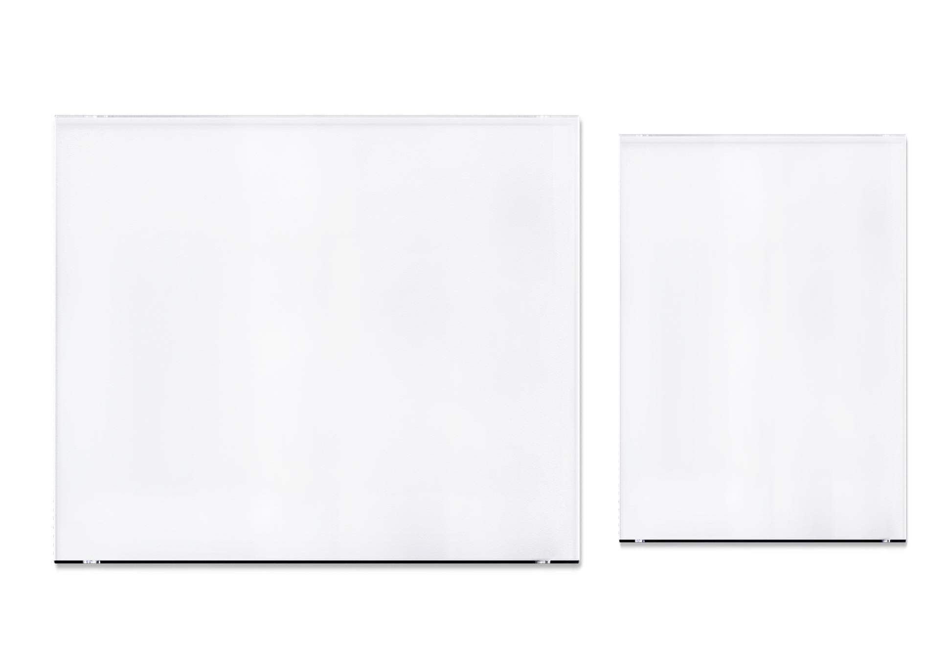 Två tomma vita presentationstavlor eller canvaser, en stor och en mindre, visade sida vid sida på en vit bakgrund.