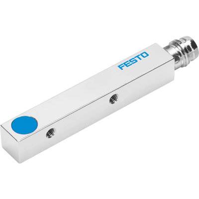 En silveraktig, avlång, rektangulär komponent med blå markeringar och trycket 'Festo', sannolikt en pneumatisk del.