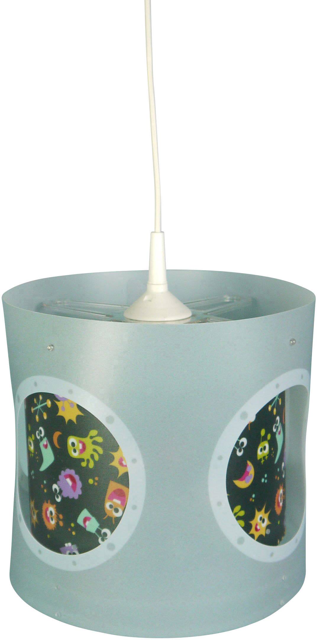 Hängande lampa med blå mantel. Trycket visar färgglada, tecknade figurer bakom fönsterrutor. Lampskärm hängande på vitt kabel.