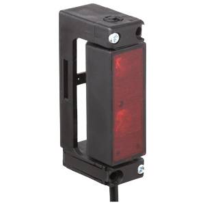 En rektangulär, svart infraröd sensor med röd lins, monterad på ett fäste med två synliga skruvar för fastsättning.