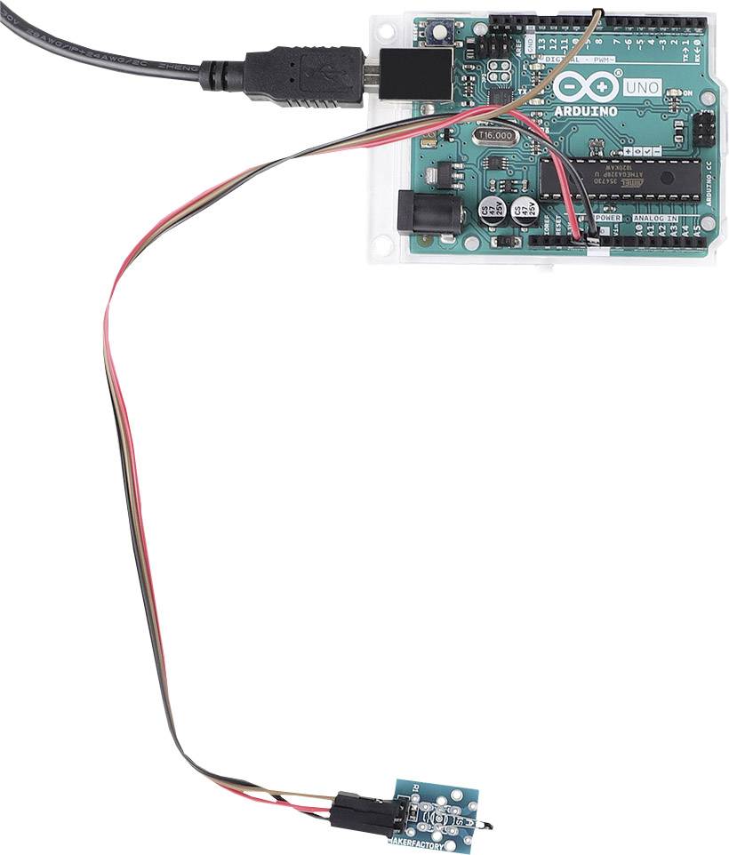 Arduino-bräda med ansluten sensor via kabel. Ett USB-kabel är anslutet längst upp till vänster.