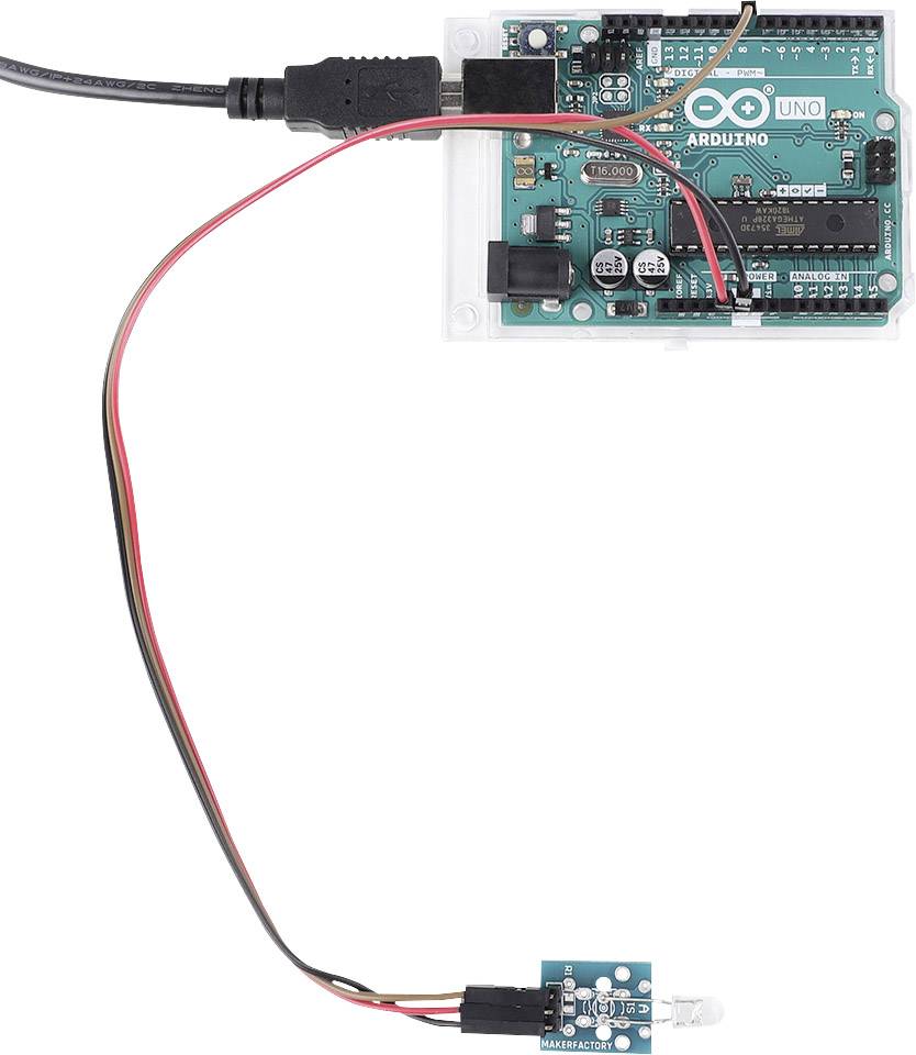 Arduino Uno med ansluten sensor via röda och svarta kablar. Innehåller USB-anslutning överst och elektroniska kretsar.