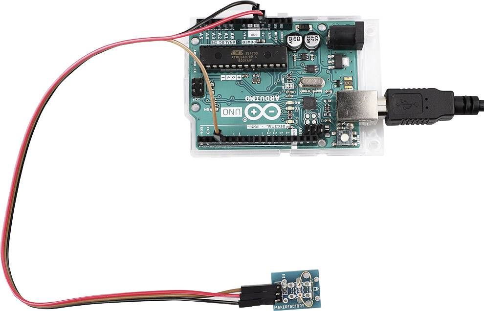 Bild av ett Arduino UNO-kort med en sensor ansluten via kabel. USB-kabel ansluten till dator.