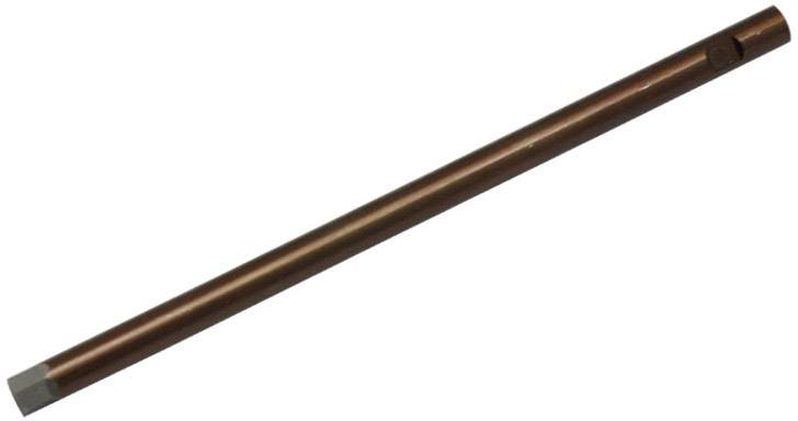En rödbrun metallpinne med sexkantig ände, sannolikt ett verktyg, ligger diagonalt.