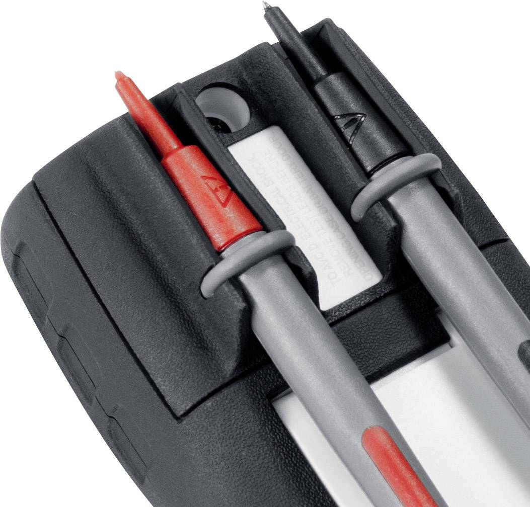 Två mätsladdar, en röd och en svart, är insatta i ett digitalt multimeter.