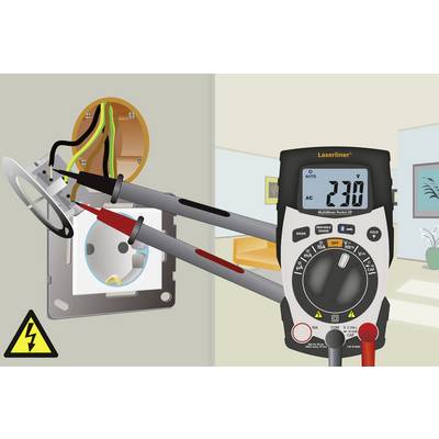 En multimeter mäter växelspänning (230 V) vid ett eluttag. Trådar är synliga. Varningssymbol för elektrisk spänning längst ner till vänster.