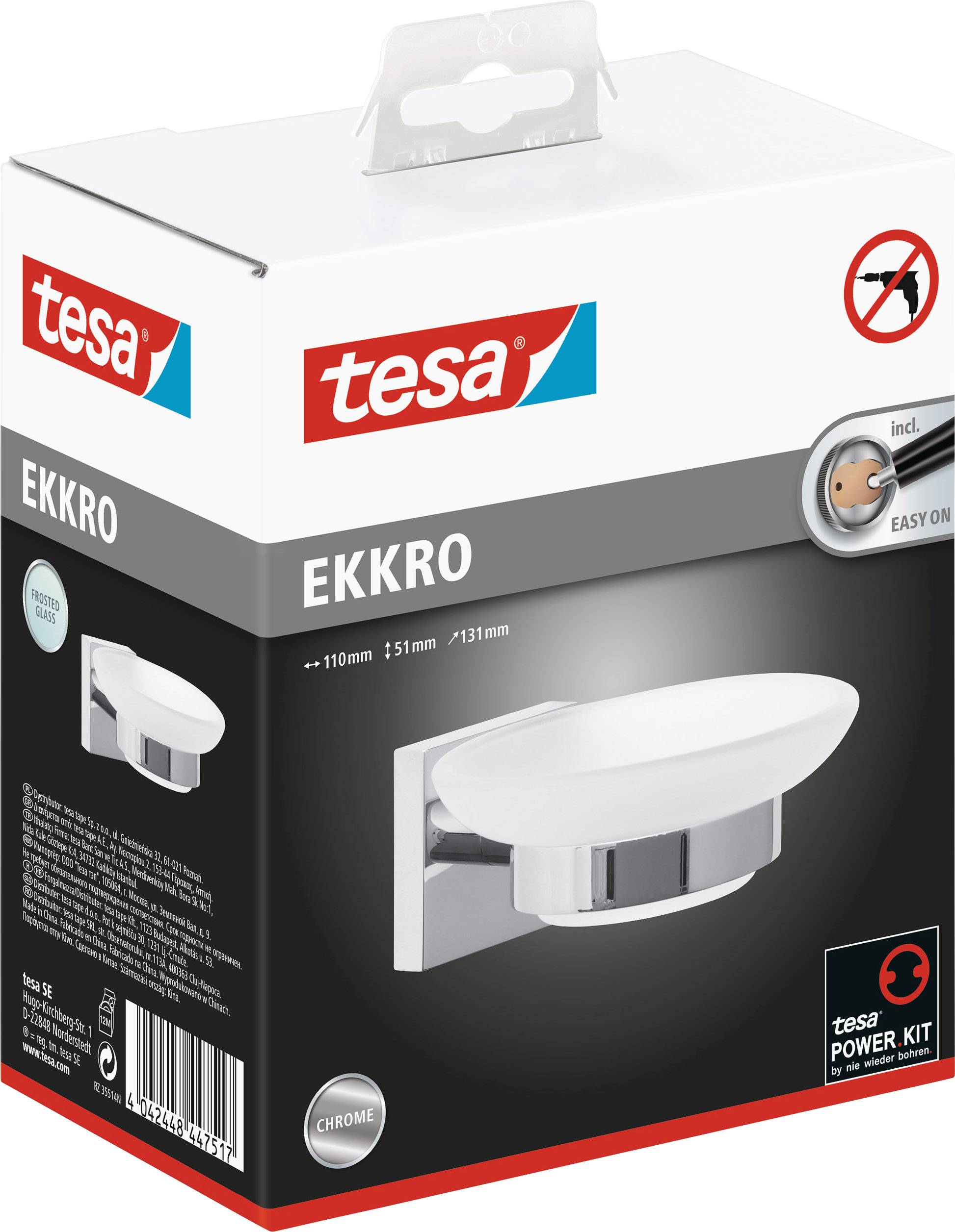 Bilden visar en förpackning från tesa EKKRO:s badrumsaccessoarserie, som innehåller en vit tvålkopp med ett blankt, kromfärgat fäste.