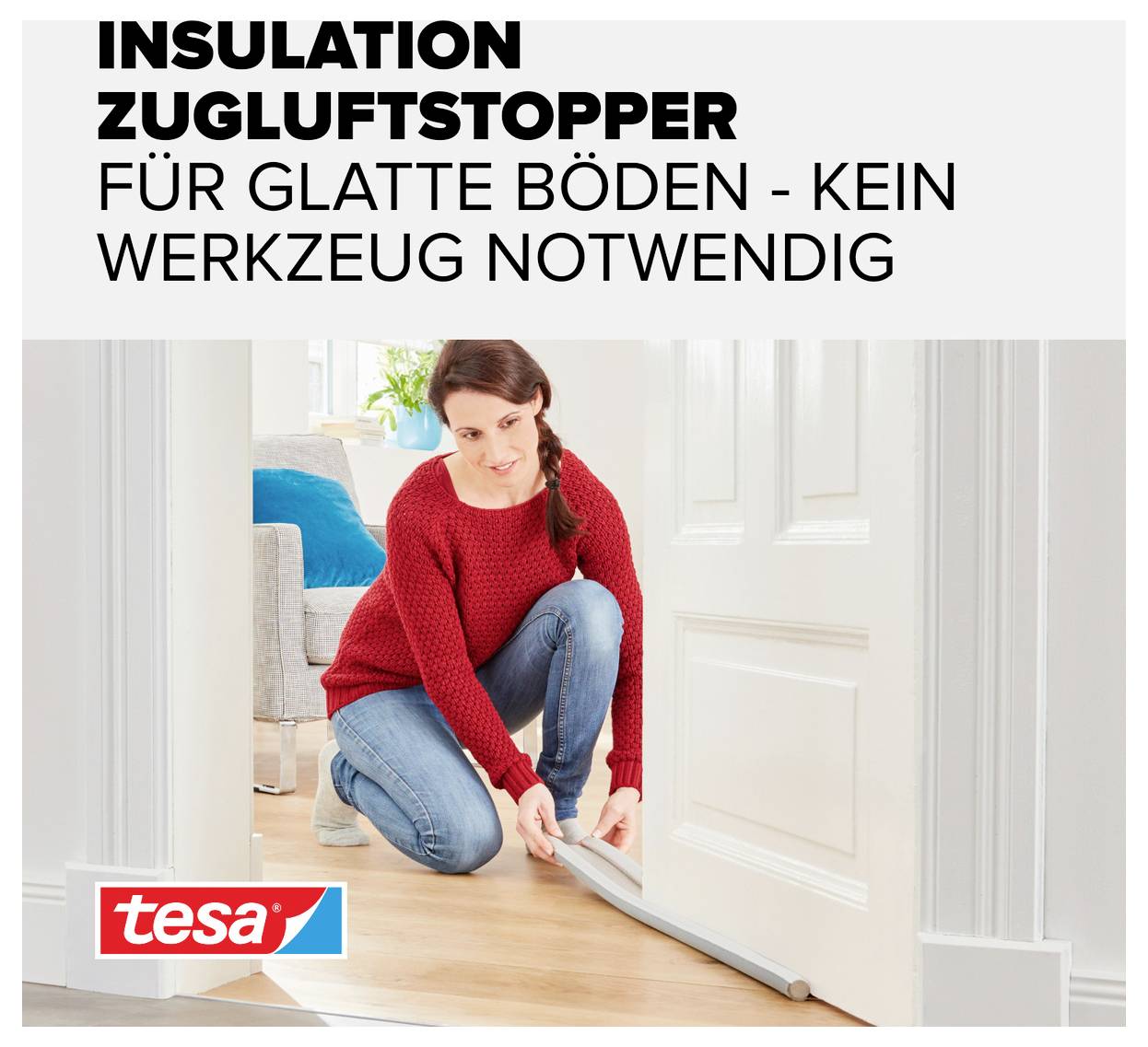 Kvinna installerar en dörrtätning vid en dörr. Text överst: 'Isolering dörrtätning för släta golv - inget verktyg nödvändigt'.
