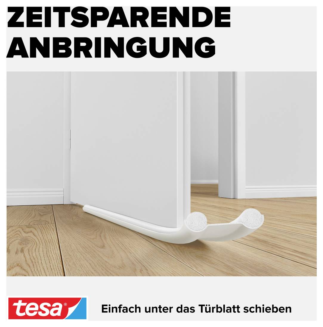 'Tätning under dörr skjuten, förhindrar luftdrag. Text: Tidsbesparande montering. Märke: Tesa. Längst ned: Skjut helt enkelt under dörrblladet.'