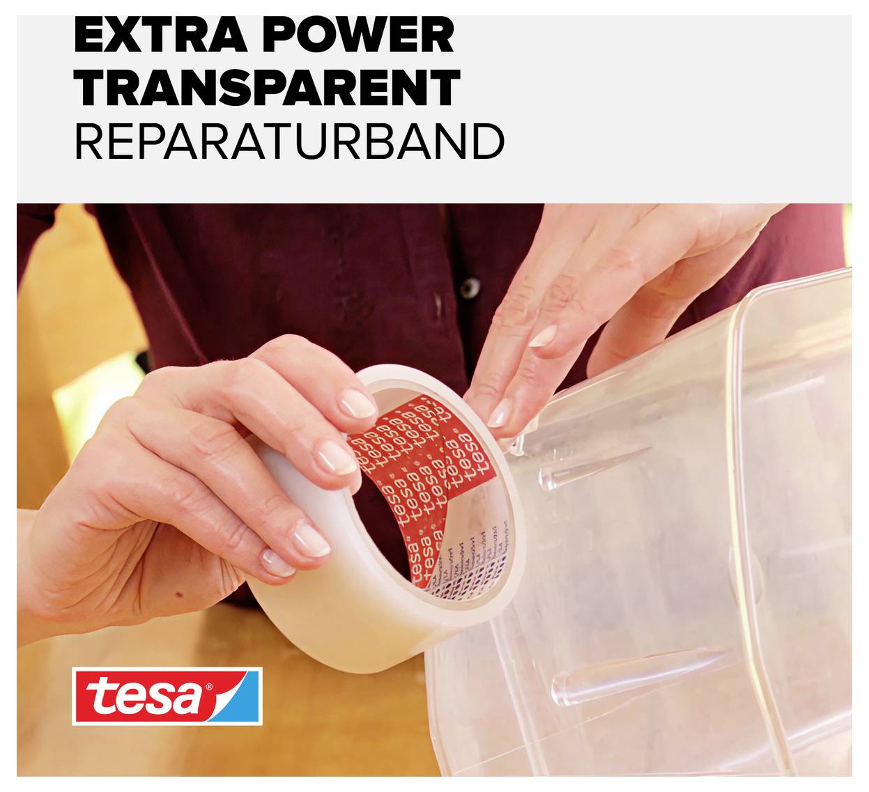 En person reparerar en genomskinlig behållare med genomskinlig reparationstejp från märket Tesa.