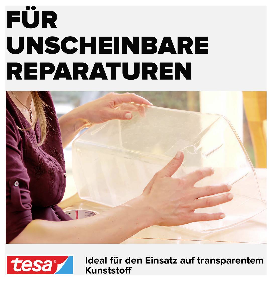 Kvinna fäster genomskinlig tejp på transparent plast för osynliga reparationer. Tesa-logotyp nedanför.