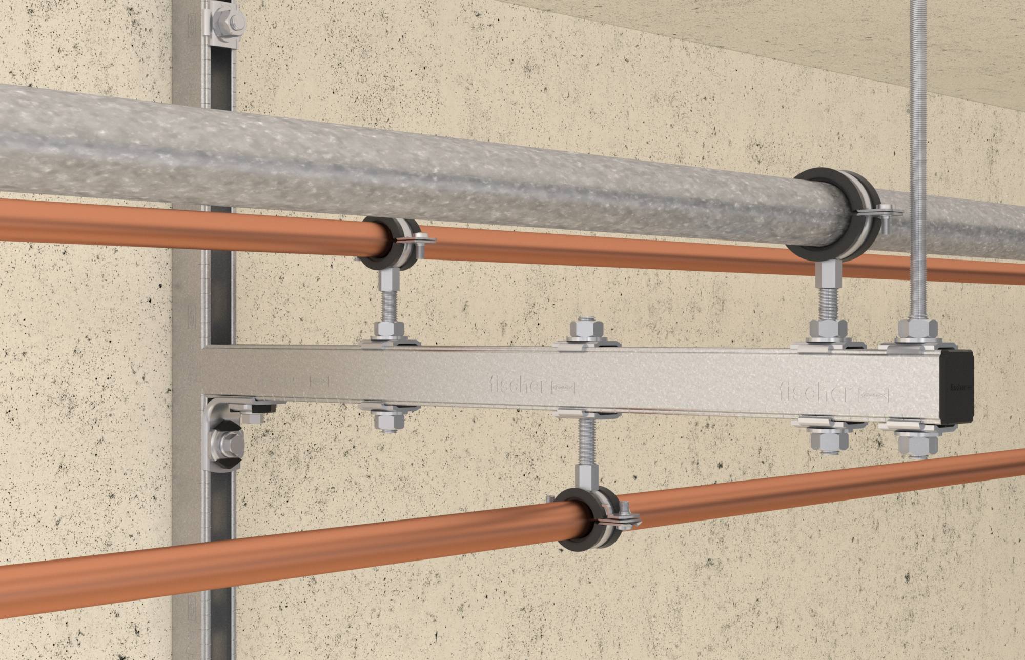 Närbild av ett väggmonterat rörstöd som håller två kopparrör och ett grått isolerat rör mot en betongvägg.