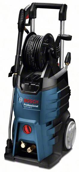 Högtryckstvätt från Bosch Professional, stående på hjul, med en svart högtrycksslang upprullad ovanpå.