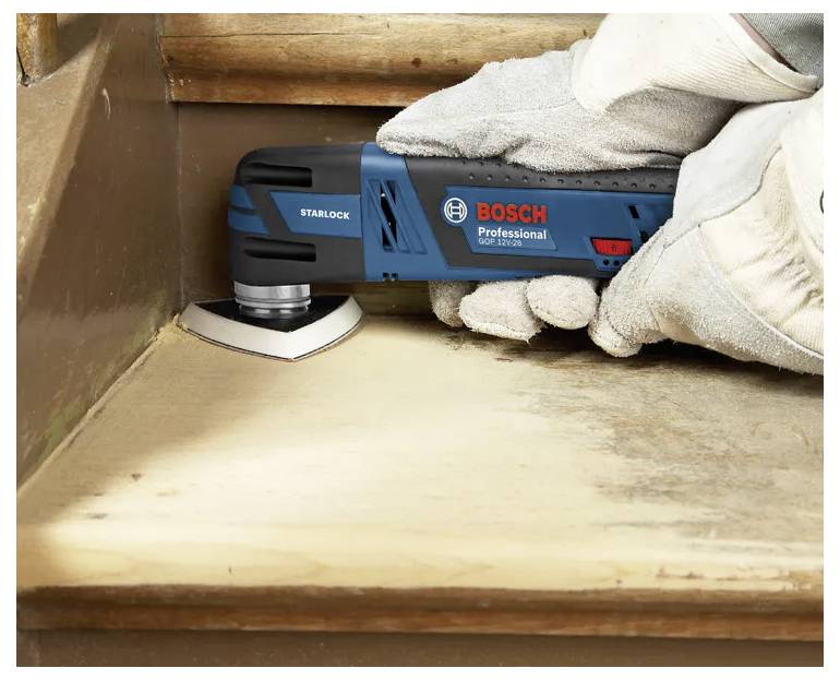 En person använder ett professionellt Bosch-verktyg för att slipa ett trappsteg i trä, vilket visar verktygets precision och effektivitet när det gäller att hantera hörn.