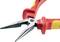 En röd och gul spetsavbitare med isolerade handtag.