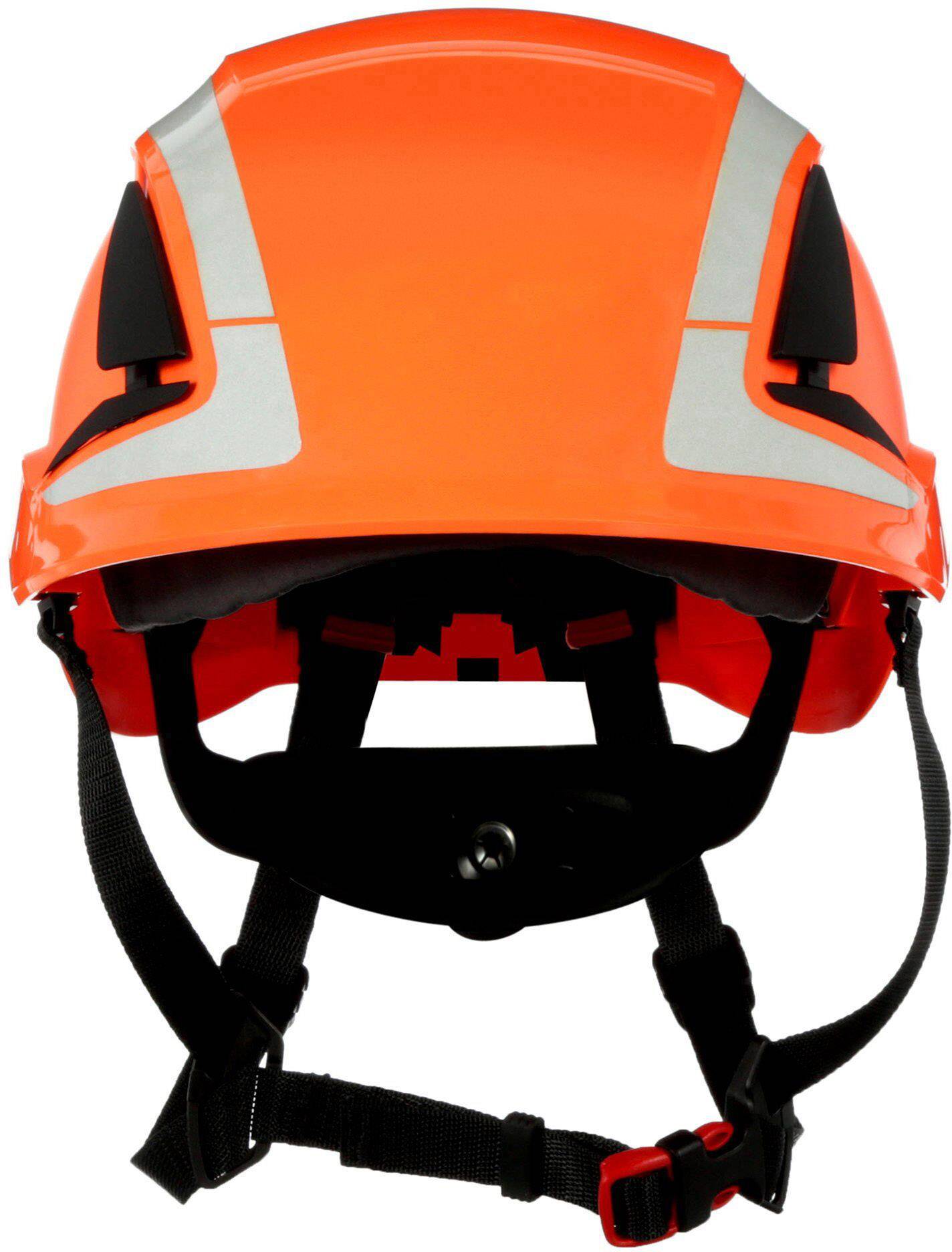 En lysande orange skyddshjälm med reflekterande ränder och justerbart hakband.
