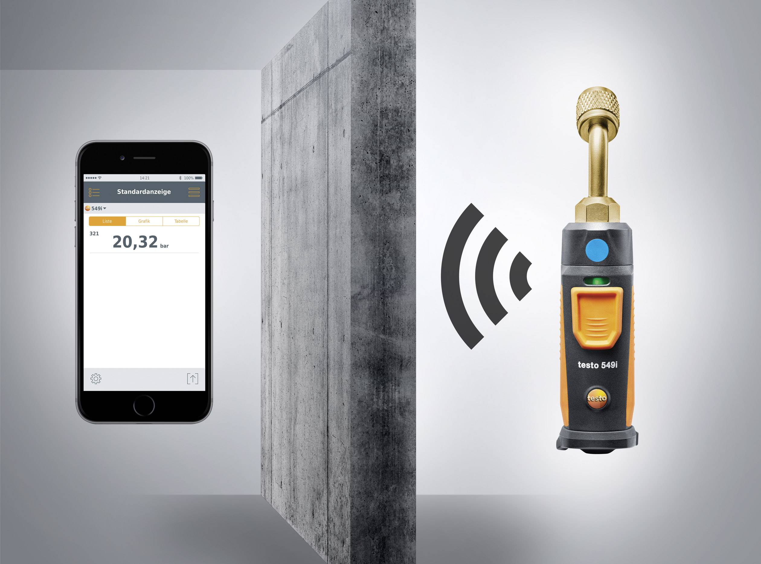 En smartphone visar mätningen '20,32'. Bredvid en betongblock står en tryckmätare som överför data via Wi-Fi.