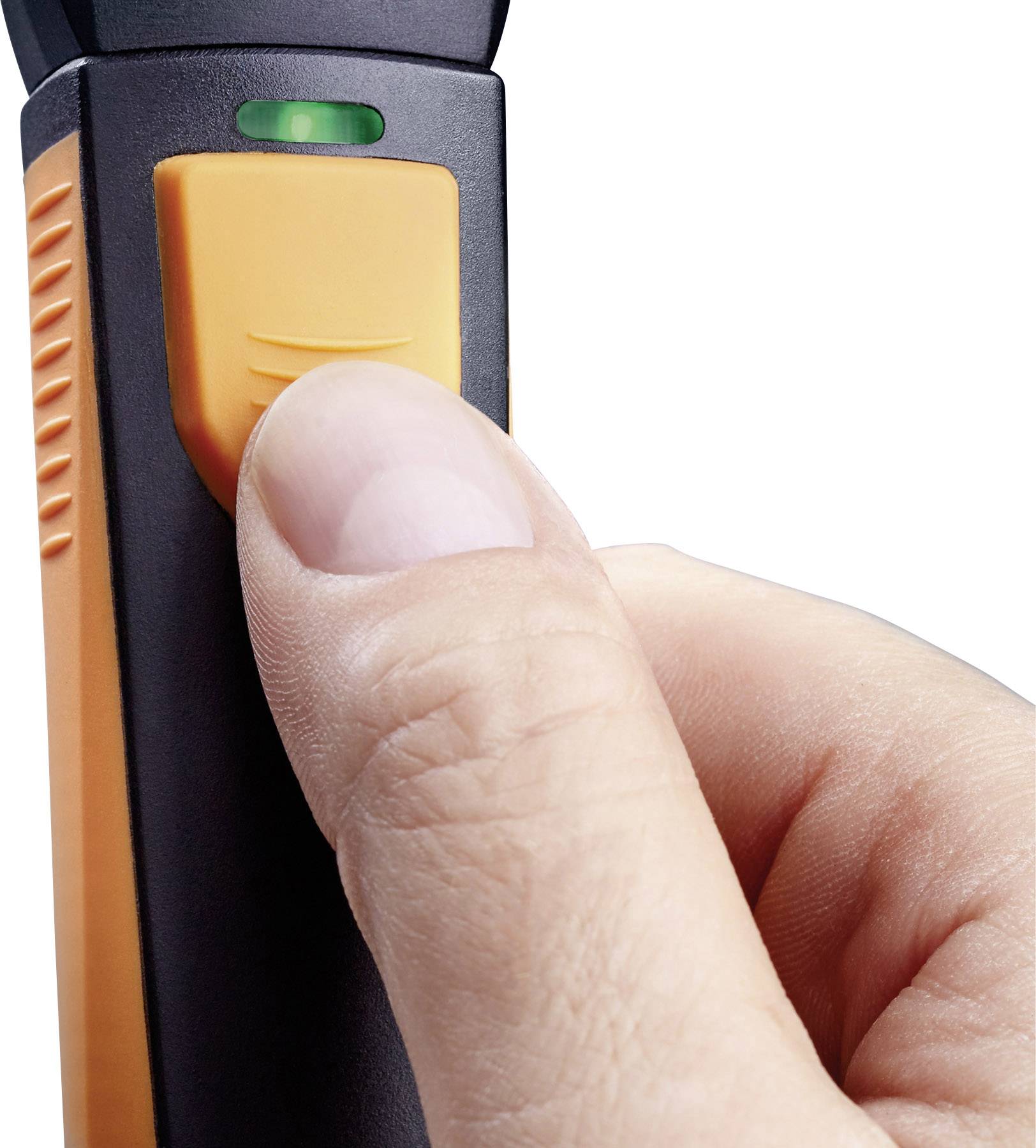 En hand trycker med tummen på en orange knapp på en svart enhet med grönt LED-ljus.